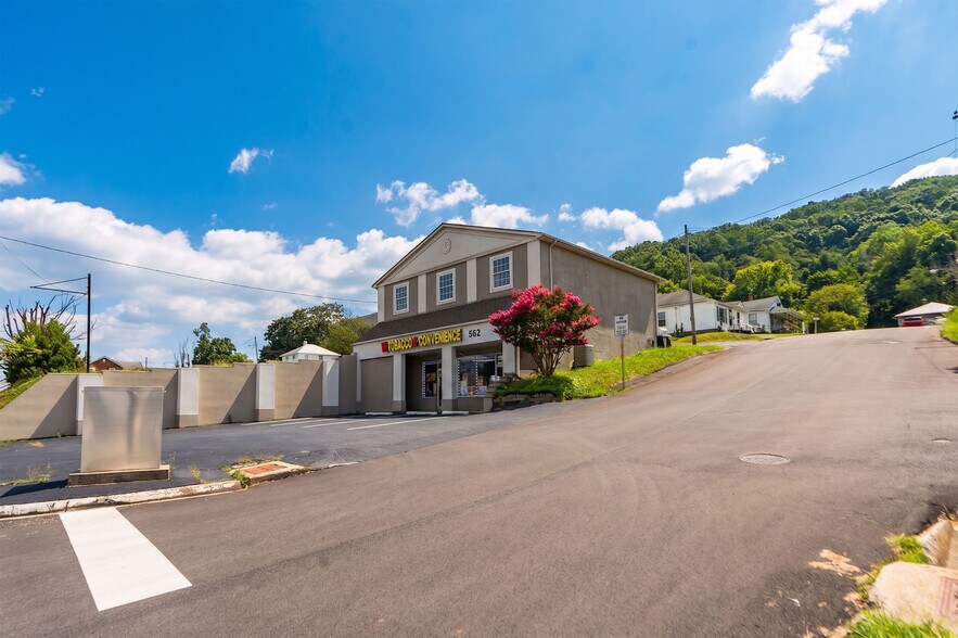 More Photos Of 902 Richmond Ave, Staunton General Retail For Sale