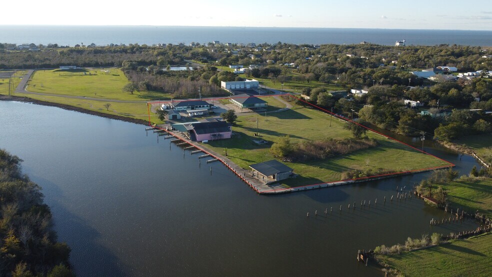More Photos Of 220 W Bayshore Rd, Anahuac Marina For Sale