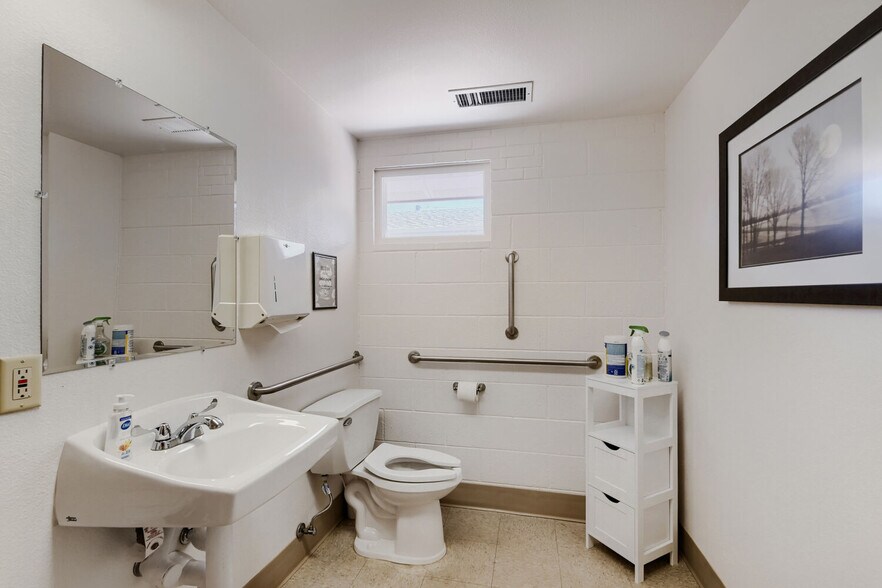 More Photos Of 641 E 112th Ave, Northglenn Veterinarian Kennel For Sale
