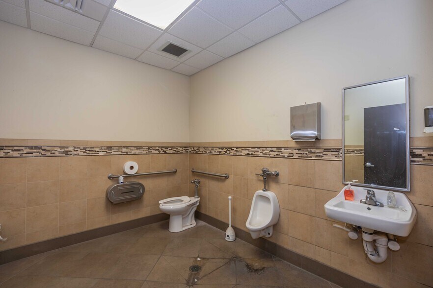 More Photos Of 9005 Roach Dr, Amarillo Showroom For Lease