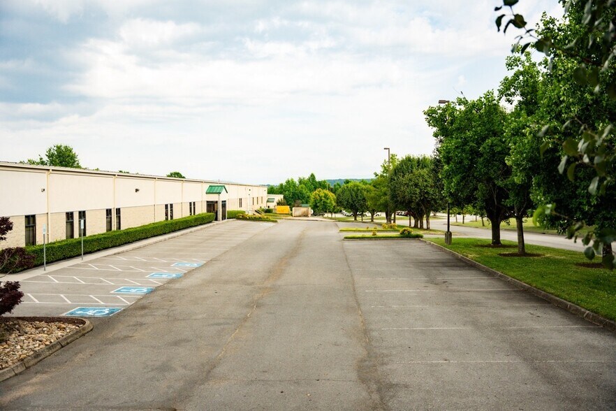 More Photos Of 3429 Regal Dr, Alcoa Office For Sale