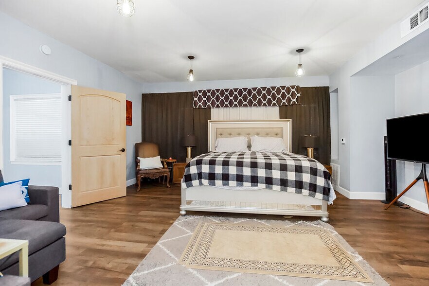 More Photos Of 1022 19th St, Kansas City Office Residential For Sale