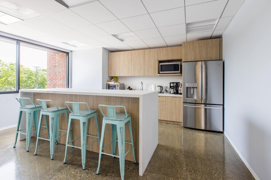 More Photos Of 3250 Mary St, Coconut Grove Office For Lease