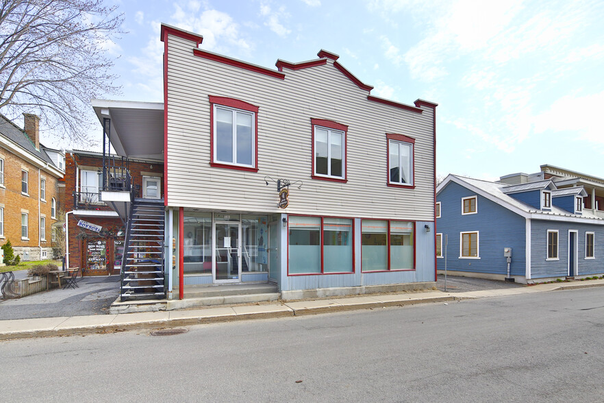 Primary Photo Of 159-165 Ch De Saint-Jean, La Prairie Storefront Retail Residential For Lease