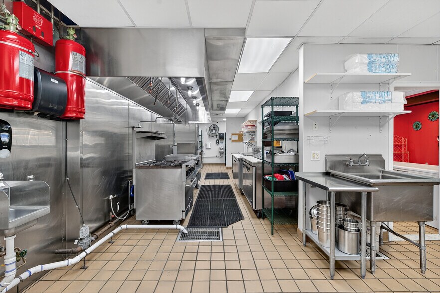 More Photos Of 742 Amity Rd, Bethany Freestanding For Sale