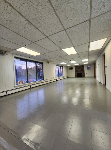 More Photos Of 62 Middlesex Tpke, Burlington Freestanding For Sale