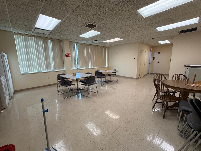 More Photos Of 300 Southtown Blvd, Owensboro Office For Lease