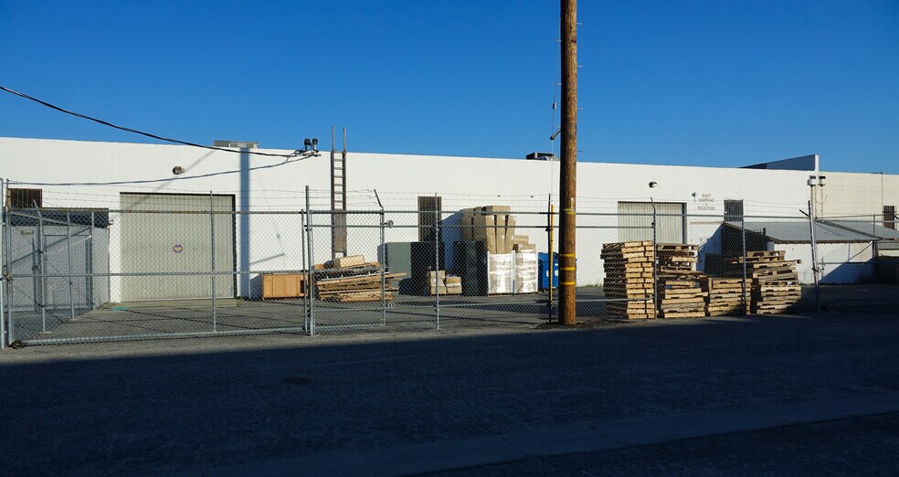 More Photos Of 8411-8421 Canoga Ave, Canoga Park Unknown For Lease