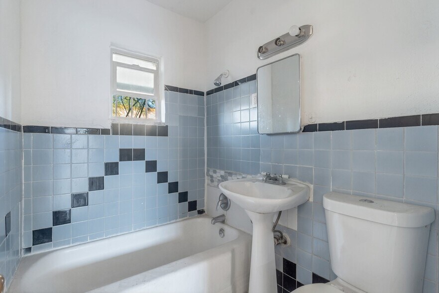 More Photos Of 1945 W Van Buren, Phoenix Hotel For Sale