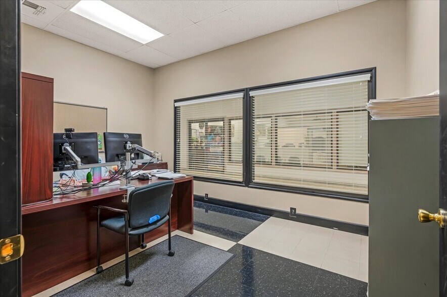 More Photos Of 339 W D St, Lemoore Storefront For Sale
