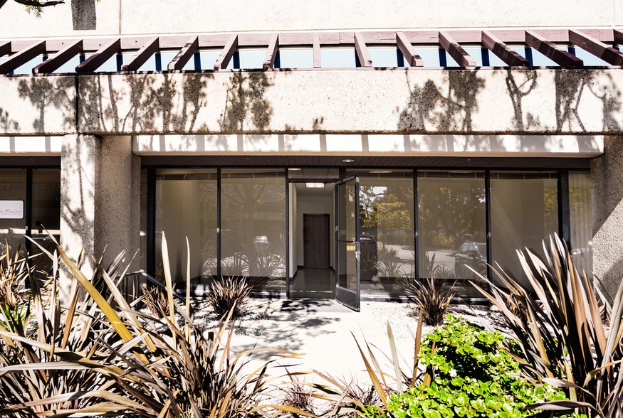 More Photos Of 1937 Goodyear Ave, Ventura Warehouse For Lease