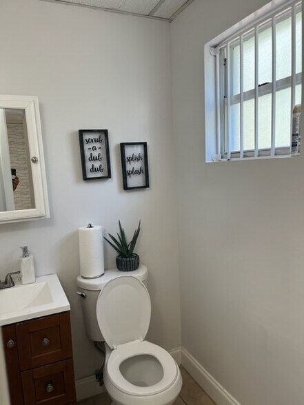 More Photos Of 2441 NW 93rd Ave, Miami Showroom For Sale