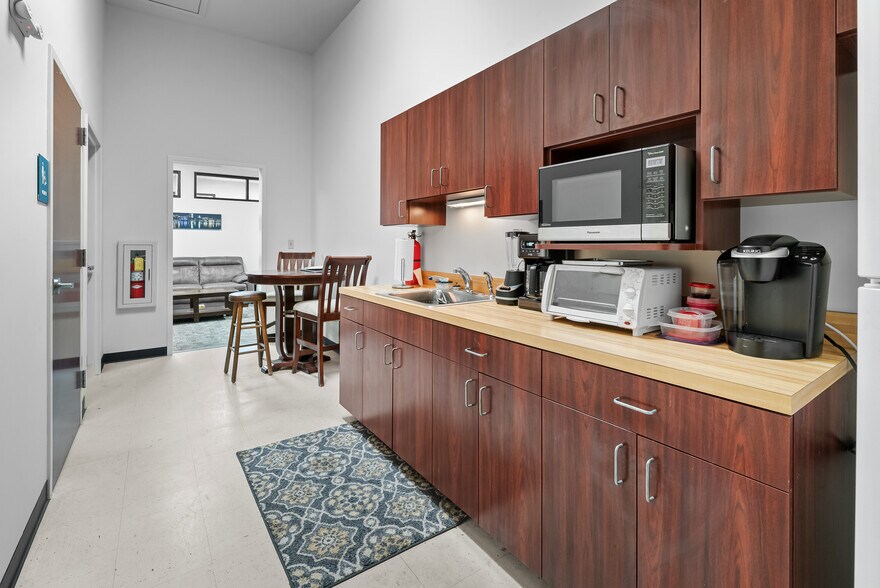 More Photos Of 119 Southern Blvd, Savannah Office For Sale