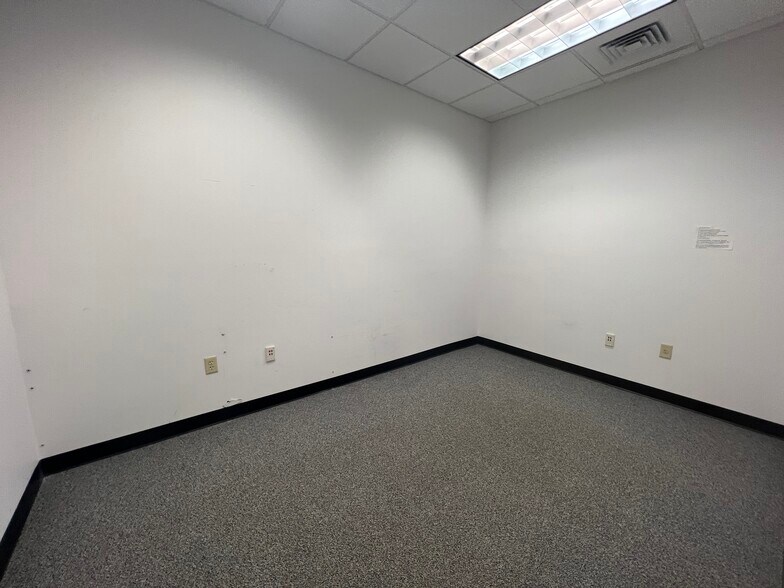 More Photos Of 2810 Meredyth Dr, Albany Medical For Lease