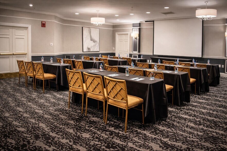 More Photos Of 160 Pawtucket Blvd, Tyngsborough Hotel For Sale