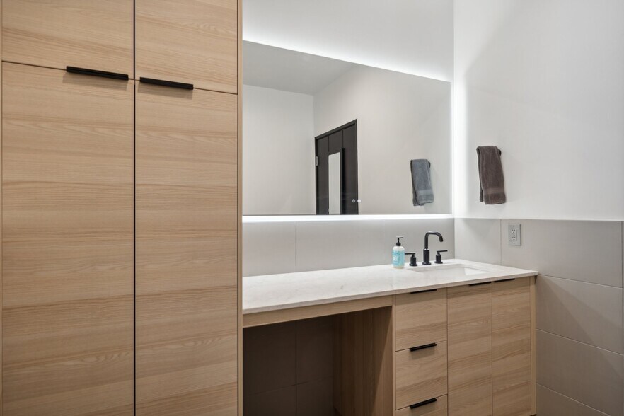 More Photos Of 14201 N Hayden Rd, Scottsdale Light Distribution For Lease