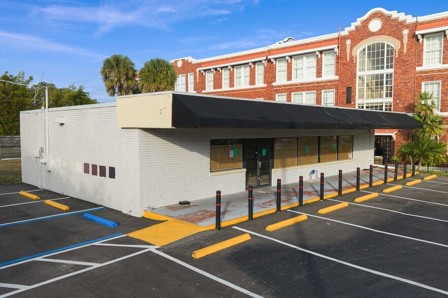 Primary Photo Of 1021 W Swann Ave, Tampa Supermarket For Lease