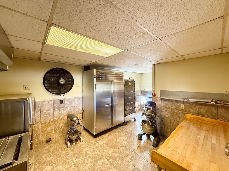 More Photos Of 903 15th St, Ozona General Retail For Sale