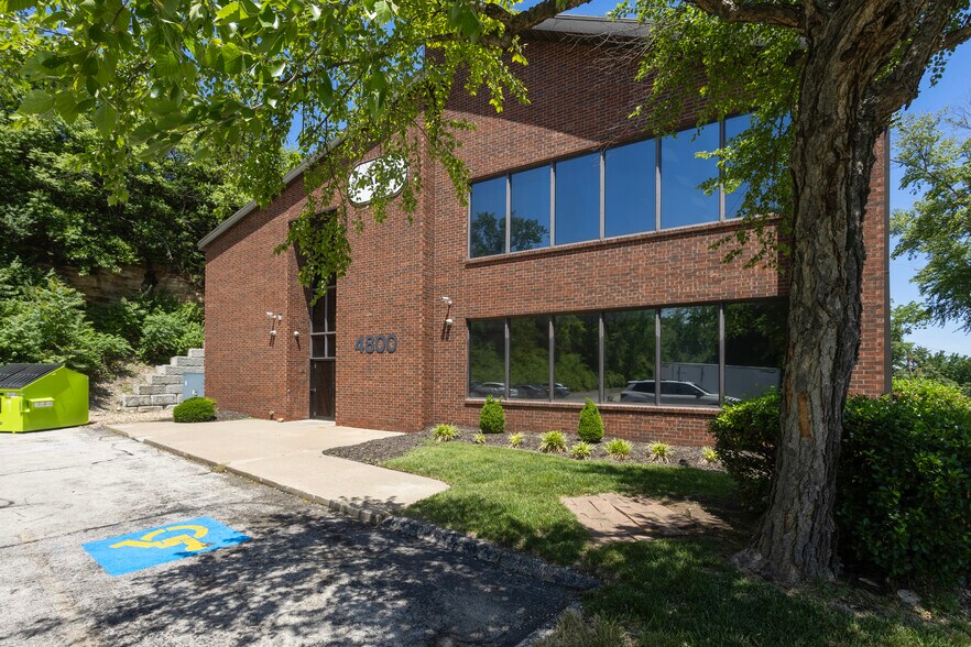 More Photos Of 4800 Lamar Ave, Mission Office For Lease