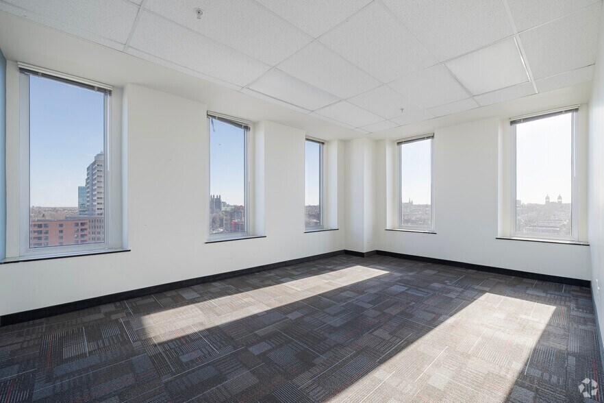 More Photos Of 255 Boul Crémazie E, Montréal Office For Lease