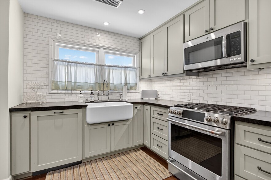 More Photos Of 17066 Palmdale Ln, Huntington Beach Contractor Storage Yard For Sale