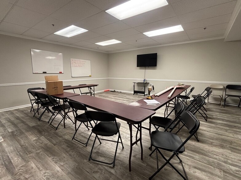 More Photos Of 130 Elk St, Lexington Manufacturing For Lease