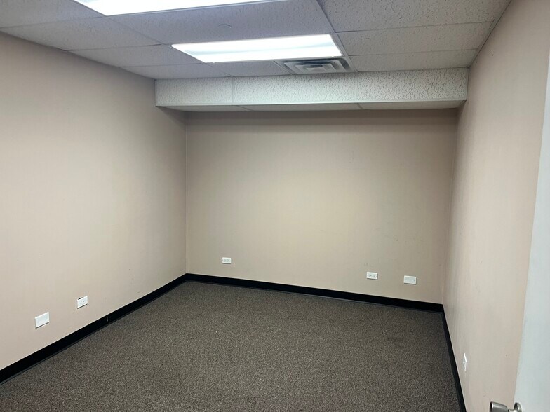 More Photos Of 4805 Greenwood St, Skokie Apartments For Lease