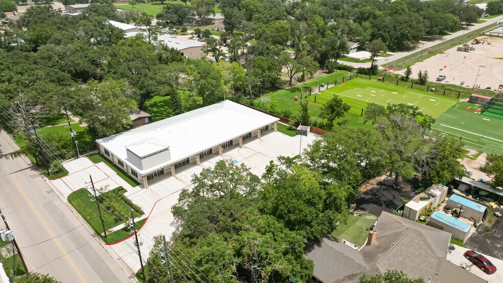 More Photos Of 910 East Ave, Katy Showroom For Lease
