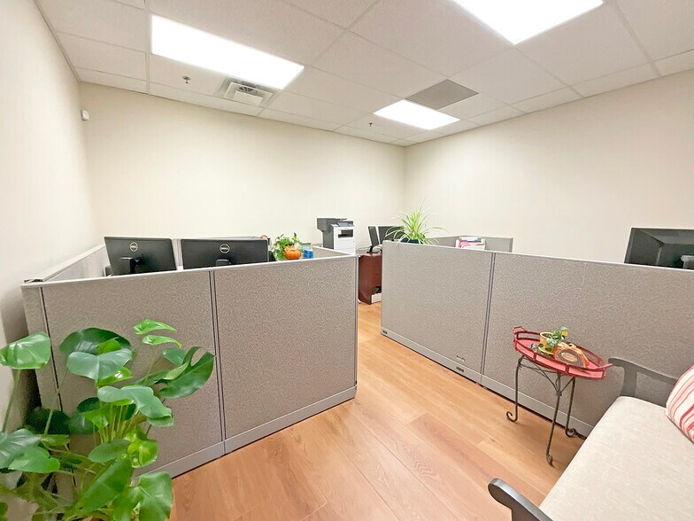 More Photos Of 185 Pasadena Dr, Lexington Storefront Retail Office For Lease