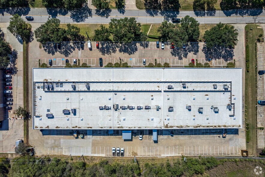 More Photos Of 3101-3117 N Skyway Cir, Irving Distribution For Lease