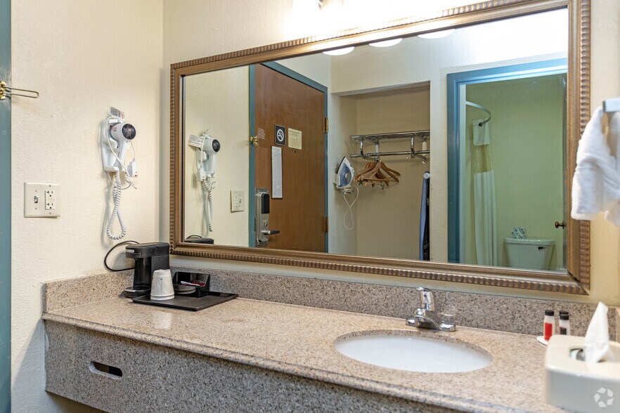 More Photos Of 5100 Hickory Point Frontage Rd, Decatur Hotel For Sale