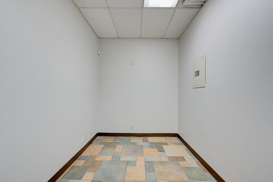 More Photos Of 2951 Westwood Dr, Las Vegas Distribution For Lease