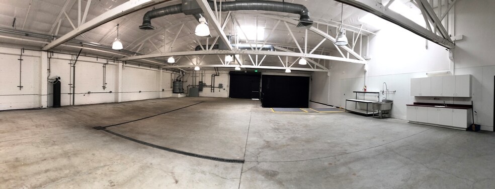 More Photos Of 2102 Dennison St, Oakland Flex For Lease