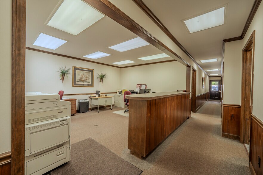 More Photos Of 40 W Main St, Savannah Office For Sale