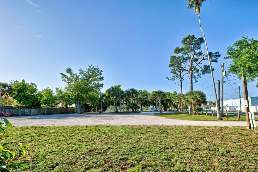 More Photos Of 348 W Dearborn St, Englewood Land For Sale