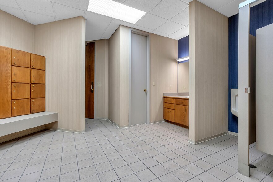 More Photos Of 400 W Houston St, Marshall Office For Sale