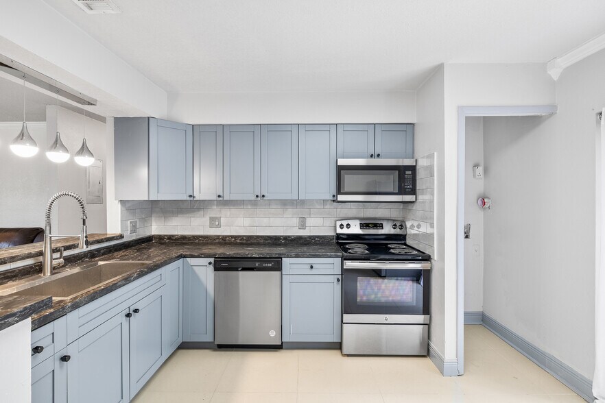 More Photos Of 7919 Lakeshore Dr, Tampa Multifamily For Sale