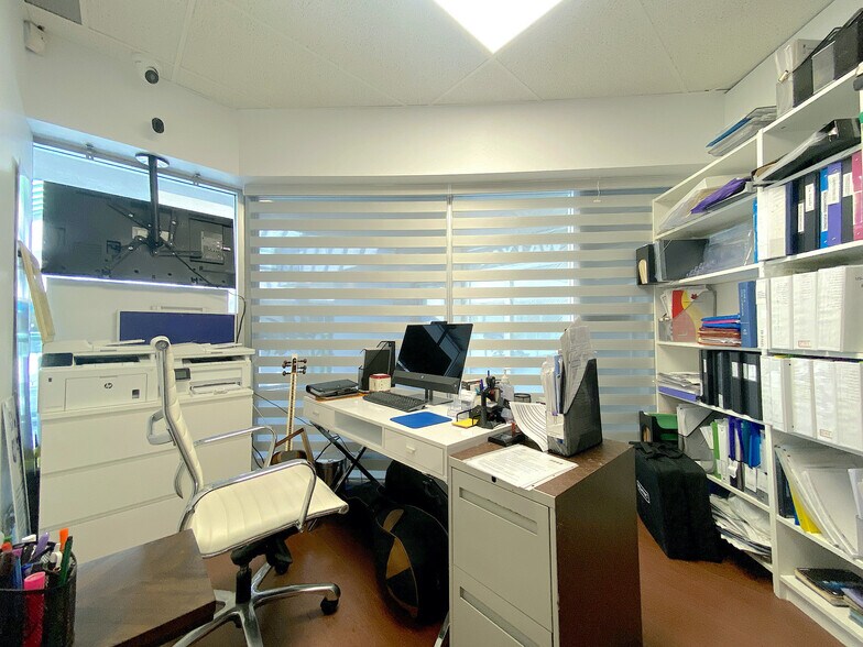 More Photos Of 1433 Lonsdale Ave, North Vancouver Storefront For Sale