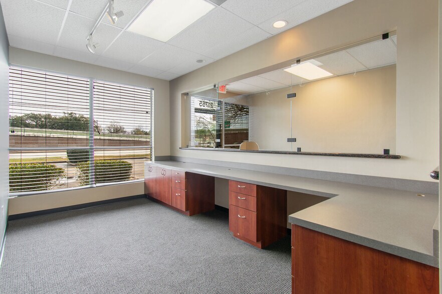 More Photos Of 21755 N I-45 Fwy, Spring Flex For Sale