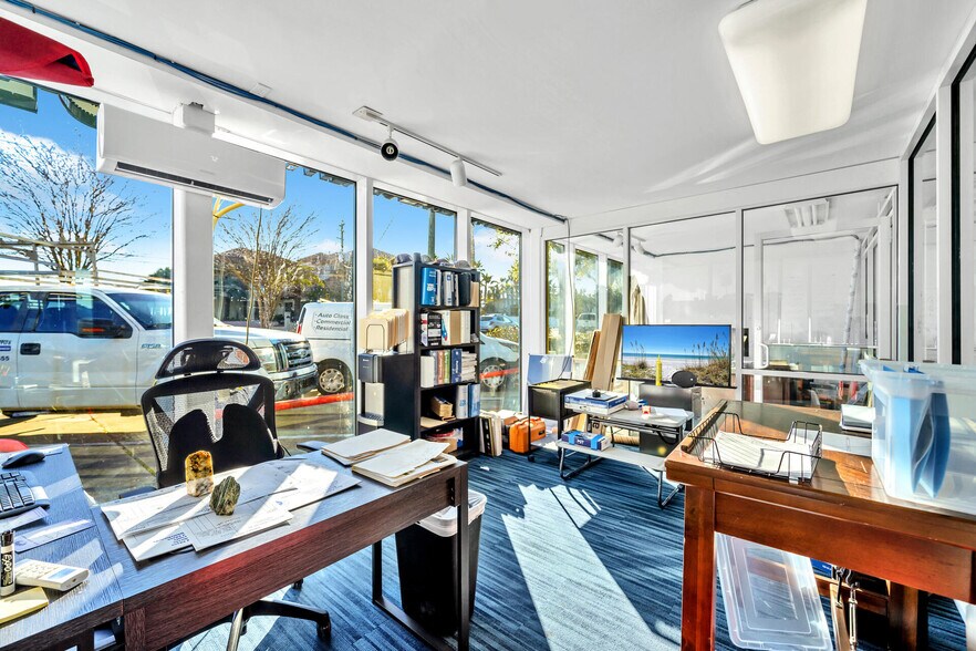More Photos Of 639 Harbor Blvd, Destin Showroom For Lease