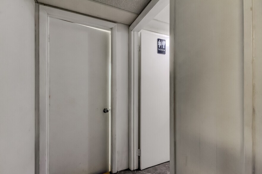 More Photos Of 4539 Mile Stretch Dr, Holiday Office For Sale