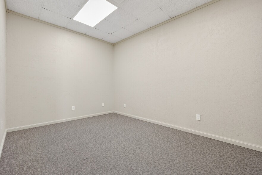 More Photos Of 800 W Rock Creek Rd, Norman Office For Lease