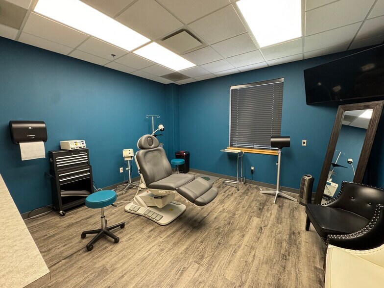 More Photos Of 3715-3733 N Business Dr, Fayetteville Medical For Lease