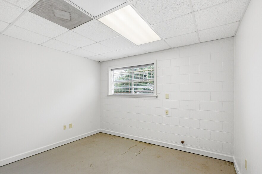 More Photos Of 4107 Port Lavaca Dr, Victoria Showroom For Sale