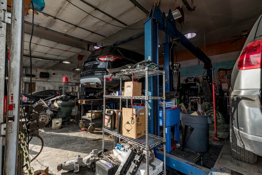 More Photos Of 1545 Berry Blvd, Louisville Auto Dealership For Sale