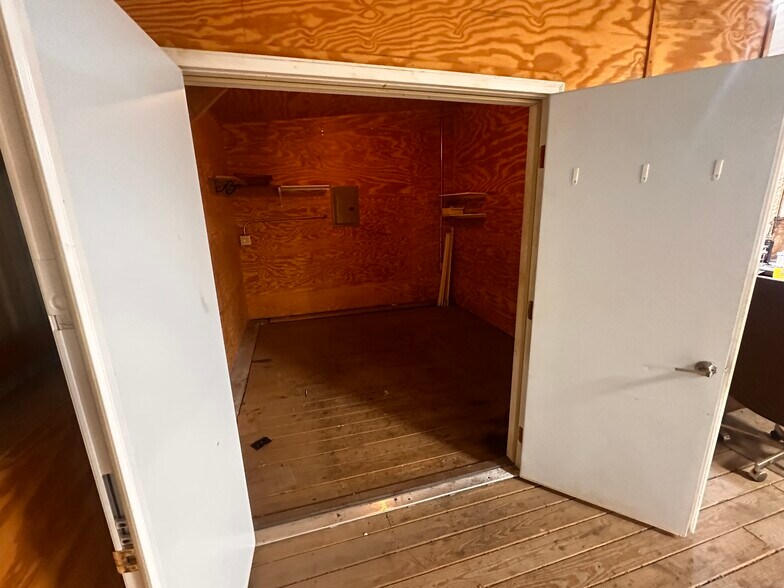 More Photos Of 522A S Main St, Broadway Flex For Sale