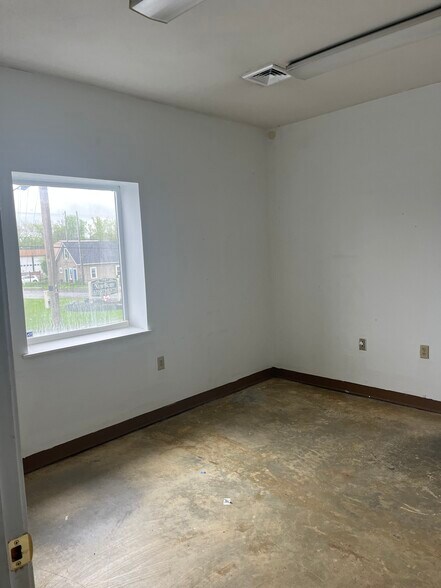 More Photos Of 101 Newbury Hollow Ln, Syracuse Warehouse For Lease