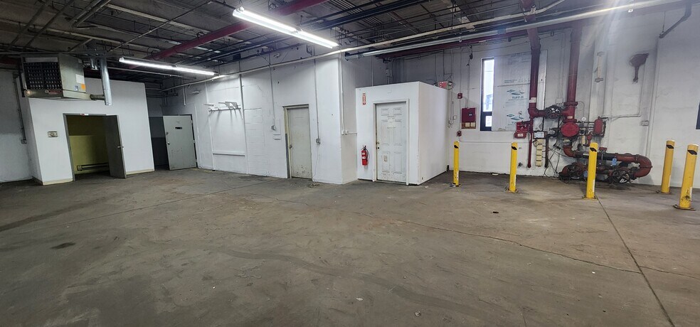 More Photos Of 237 E Aurora St, Waterbury Manufacturing For Lease
