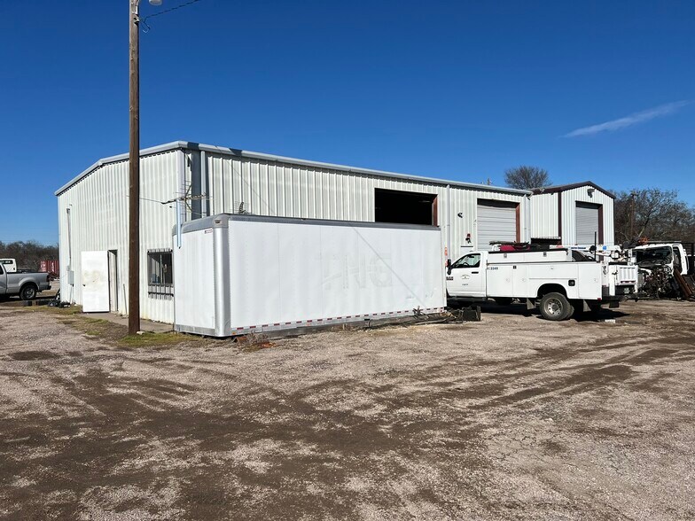 More Photos Of 3226 N Main St, Cleburne Warehouse For Lease