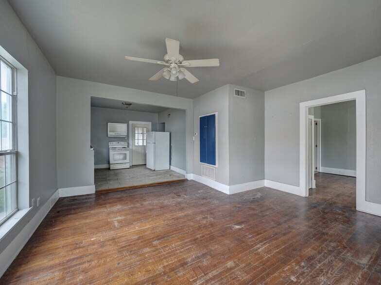 More Photos Of 1106 E Huisache Ave, Kingsville Apartments For Sale